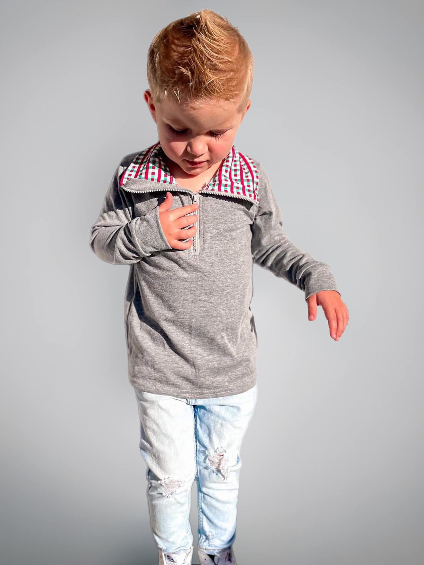 ᴡᴇᴇᴋʟʏ ᴘʀᴇ ᴏʀᴅᴇʀ Pullover- Grey with Red and Green Plaid Quarter Zip
