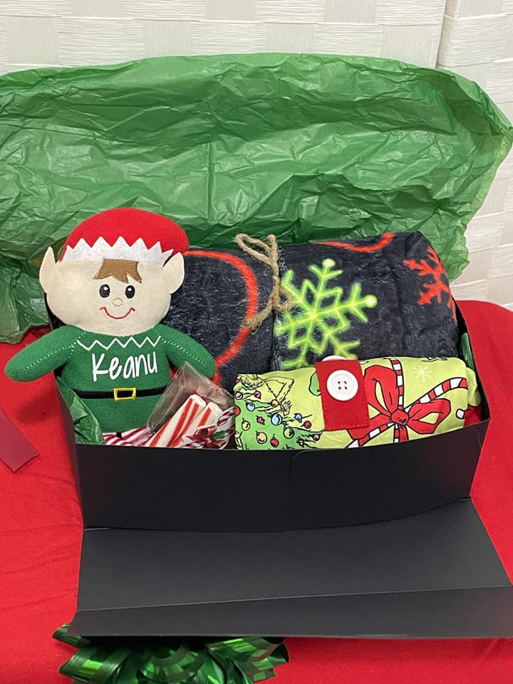 Deluxe Christmas Eve Box (30x40" Blanket/Personalized Gingerbread Plush/Pajamas/Reindeer Food/Cocoa/Popcorn/Sticker Sheet/Soft Peppermint Sticks)